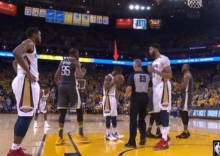 【影片】士官長勢不可擋，「機智豆」又再次上線，干擾Butler罰球後和Iguodala擊掌，球迷笑出腹肌！-黑特籃球-NBA新聞影音圖片分享社區