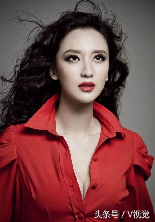 张萌生于天津，毕业于悉尼新南威尔士，环球小姐中国区冠军，演员