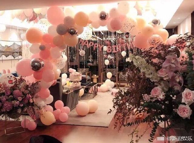 赵丽颖朋友圈晒出与冯绍峰恩爱照，从身后环抱老公的画面超甜腻！