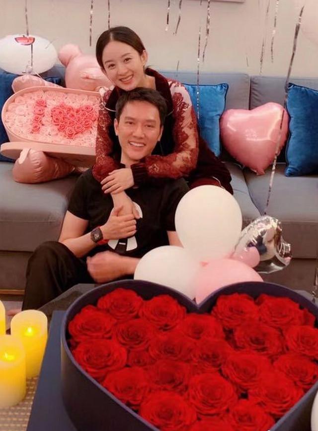 赵丽颖朋友圈晒出与冯绍峰恩爱照，从身后环抱老公的画面超甜腻！