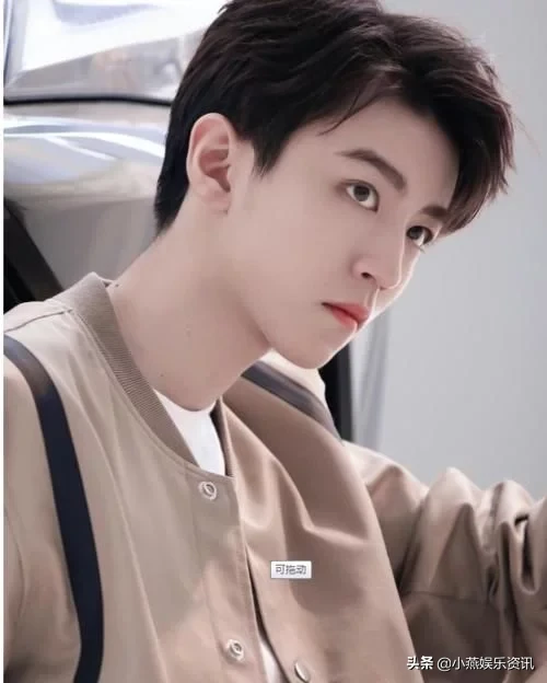 王俊凯在机场被女孩告白，听他“你才要多穿点