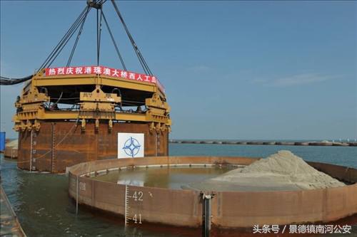 120个巨型钢圆桶扎进深海，港珠澳大桥人工岛这样建成