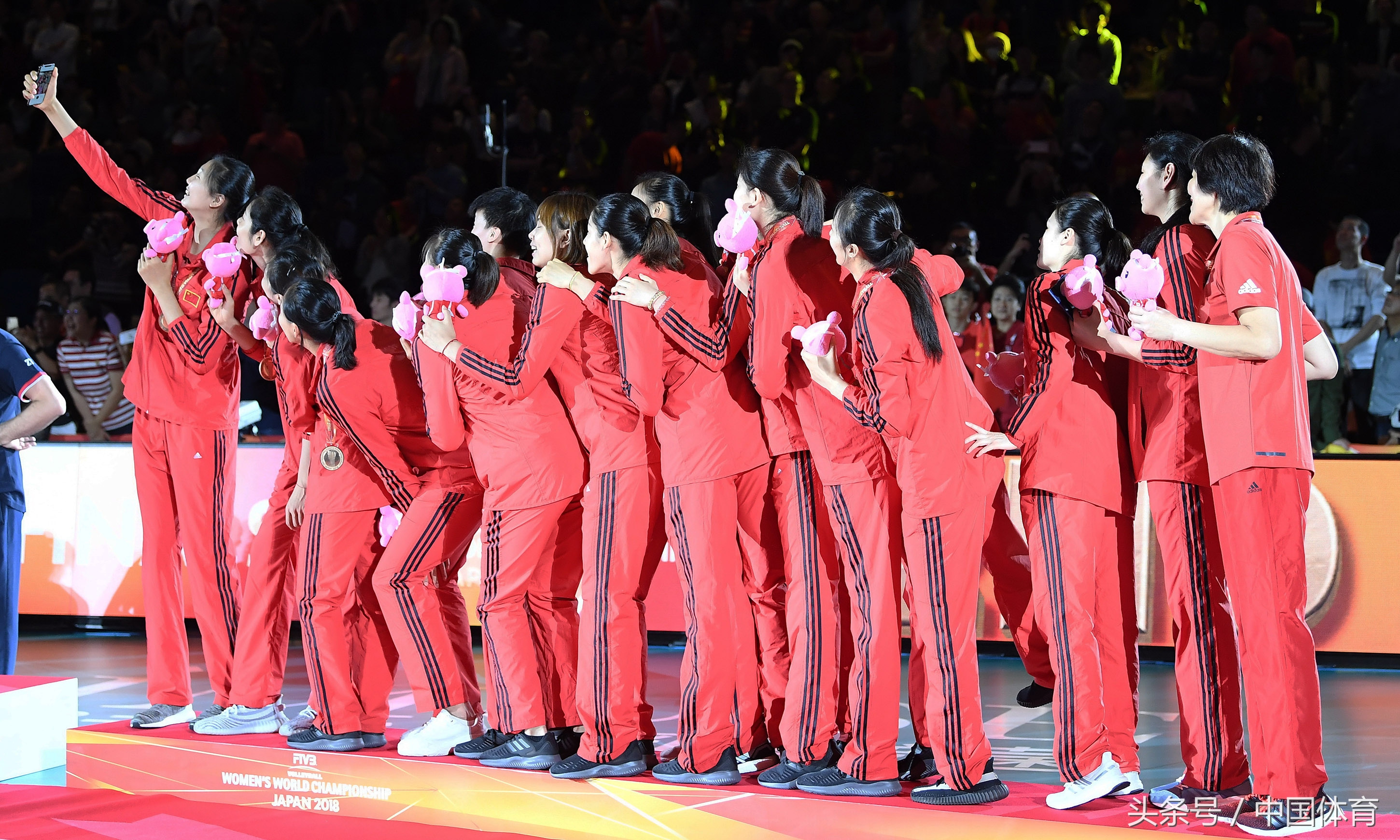 女排颁奖仪式(中国女排在2018女排世锦赛颁奖仪式上留影)