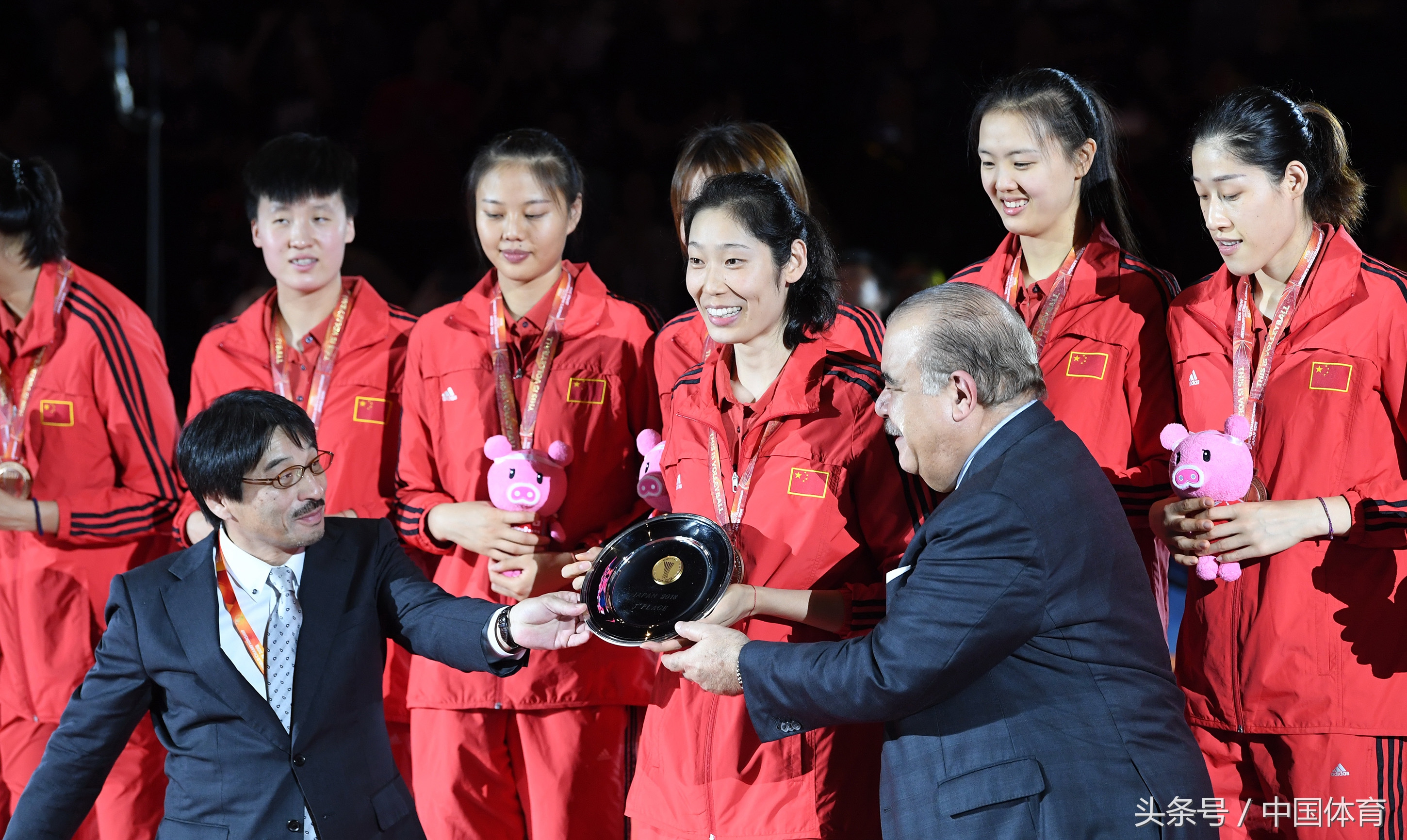 女排颁奖仪式(中国女排在2018女排世锦赛颁奖仪式上留影)