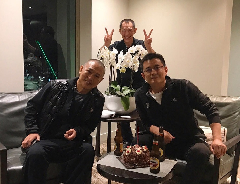 55岁李连杰为好友庆生，亲哥李连胜罕见亮相，兄弟俩长得太像了