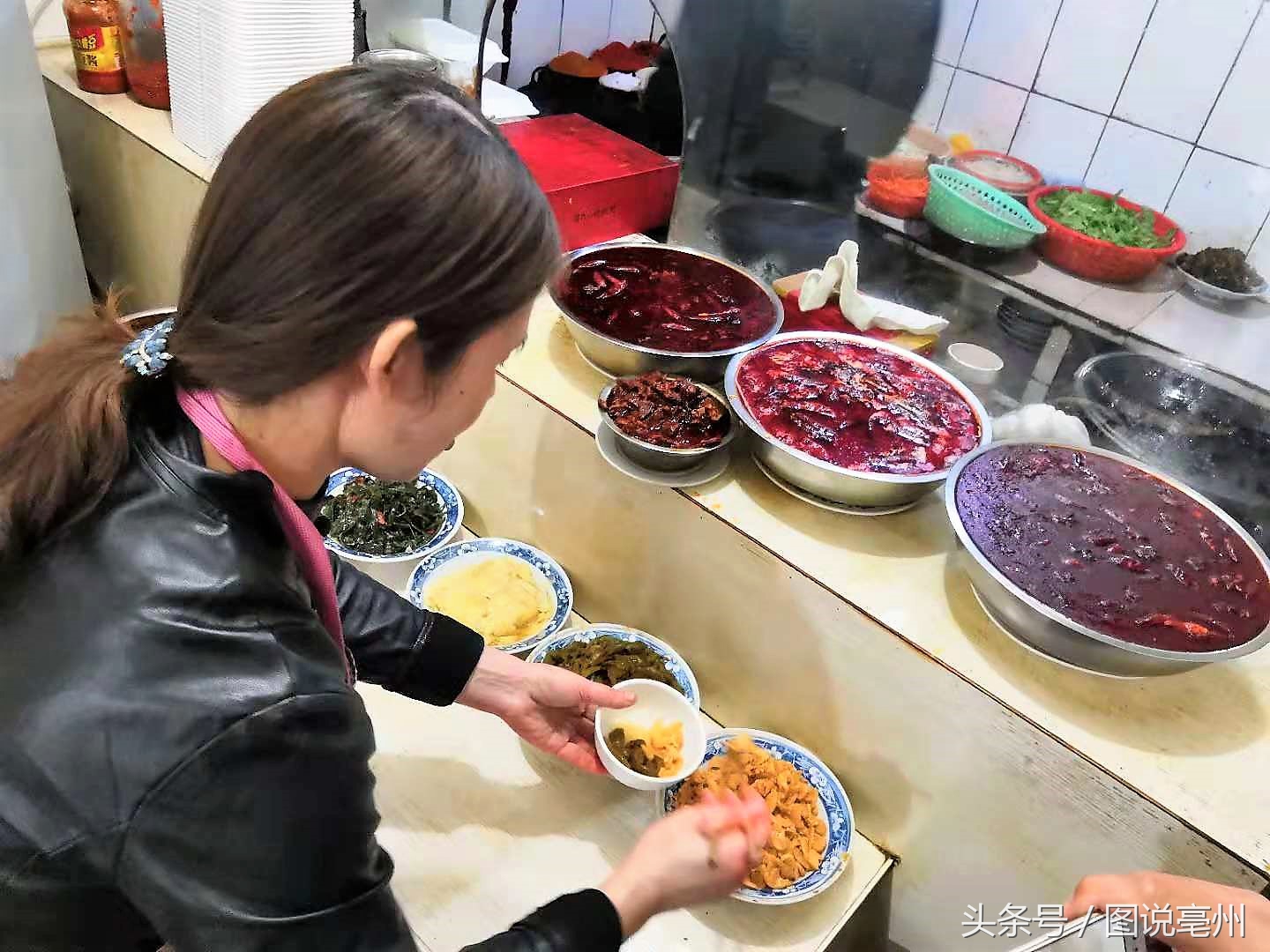 农村夫妻进城开面馆，每天卖出200碗面条，农村大姐有个担忧？