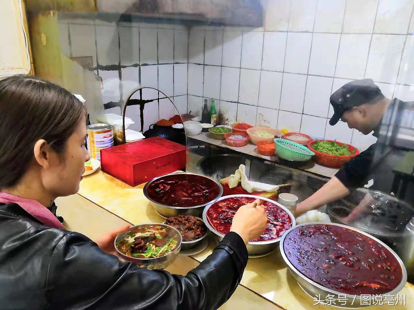 农村夫妻进城开面馆，每天卖出200碗面条，农村大姐有个担忧？