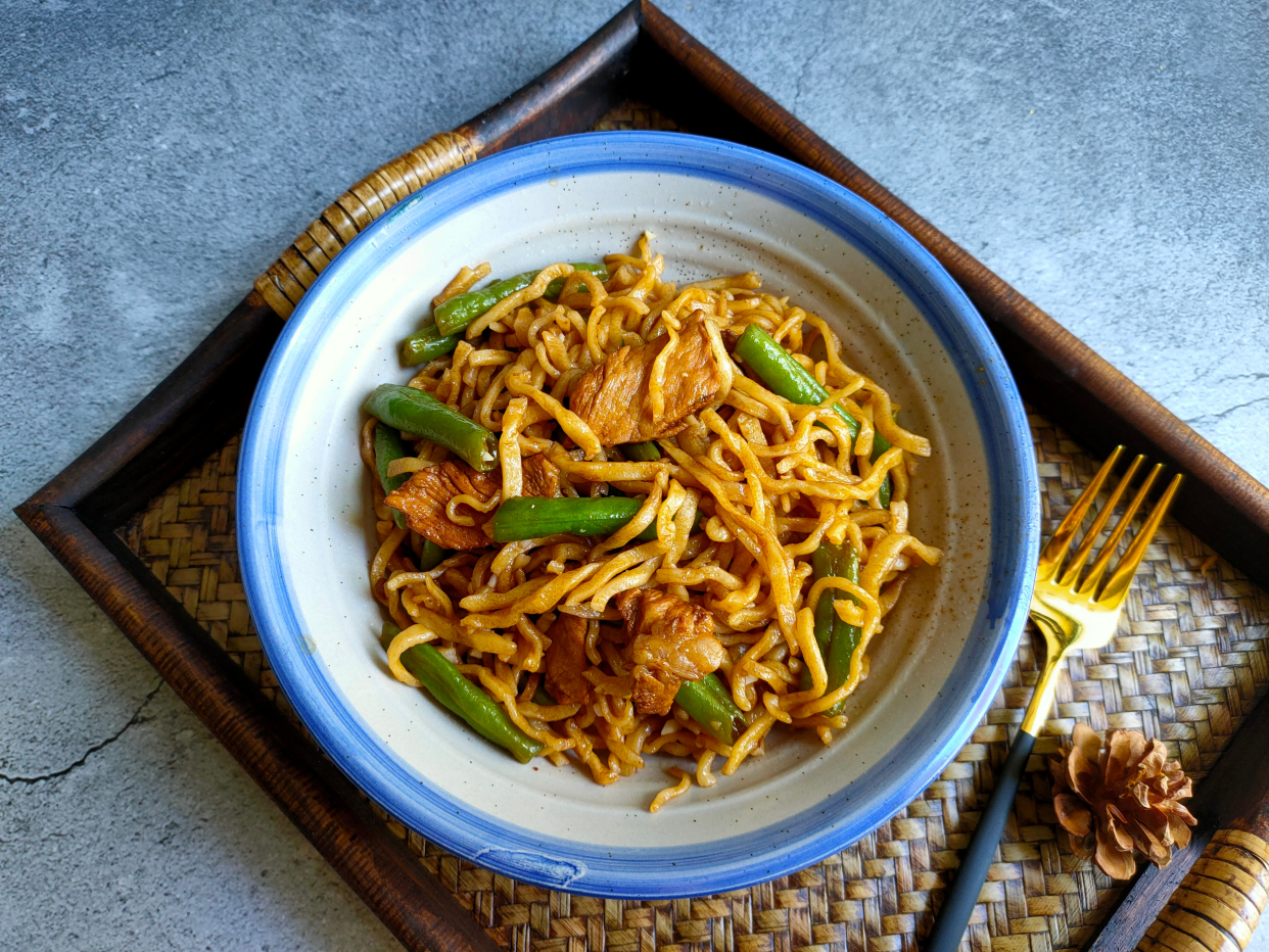 豆角焖面怎么做才好吃？掌握几个技巧，面条劲道不粘连、喷香入味