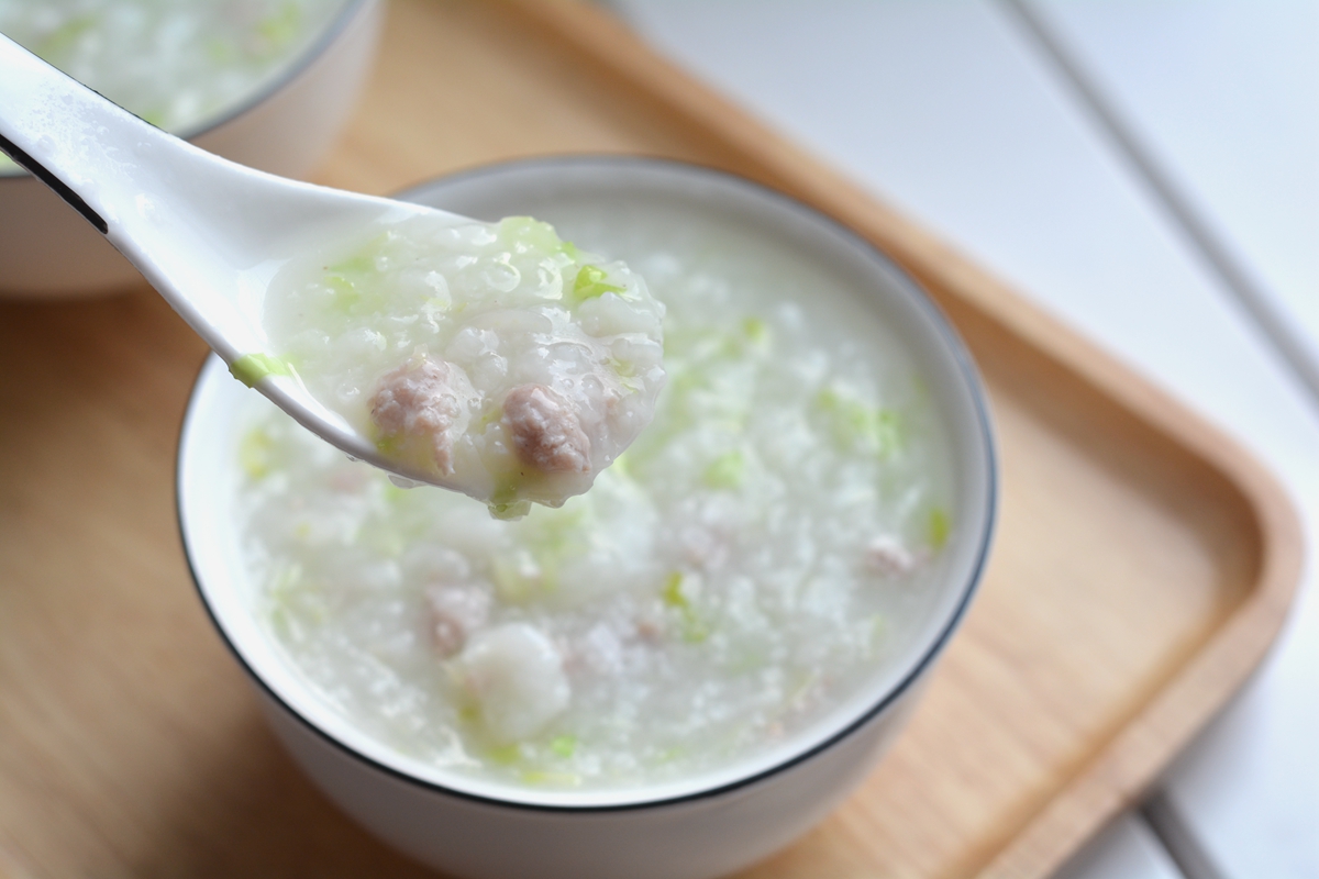 青菜肉末稀饭（在家就能做出的青菜肉末稀饭教程）