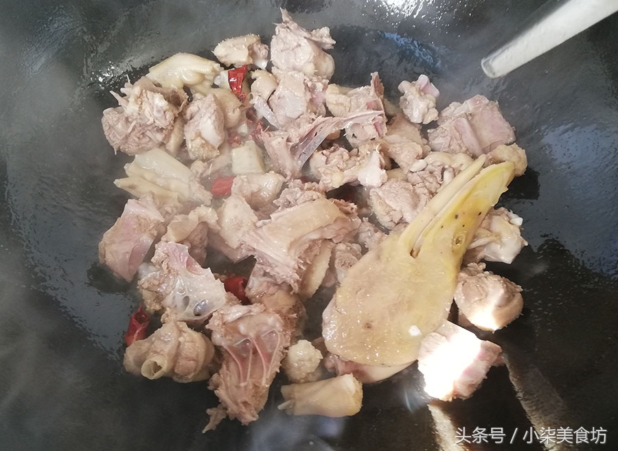 图片[8]-香菇焖鸭有诀窍 学会这个做法 比饭店做的还好吃 香辣开胃-起舞食谱网