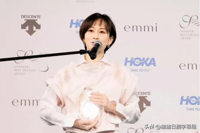 她在离婚报道后首次露面，手上已无婚戒
