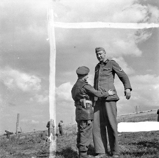 二战最萌身高差：1.6米英国兵抓到2.3米德国兵，