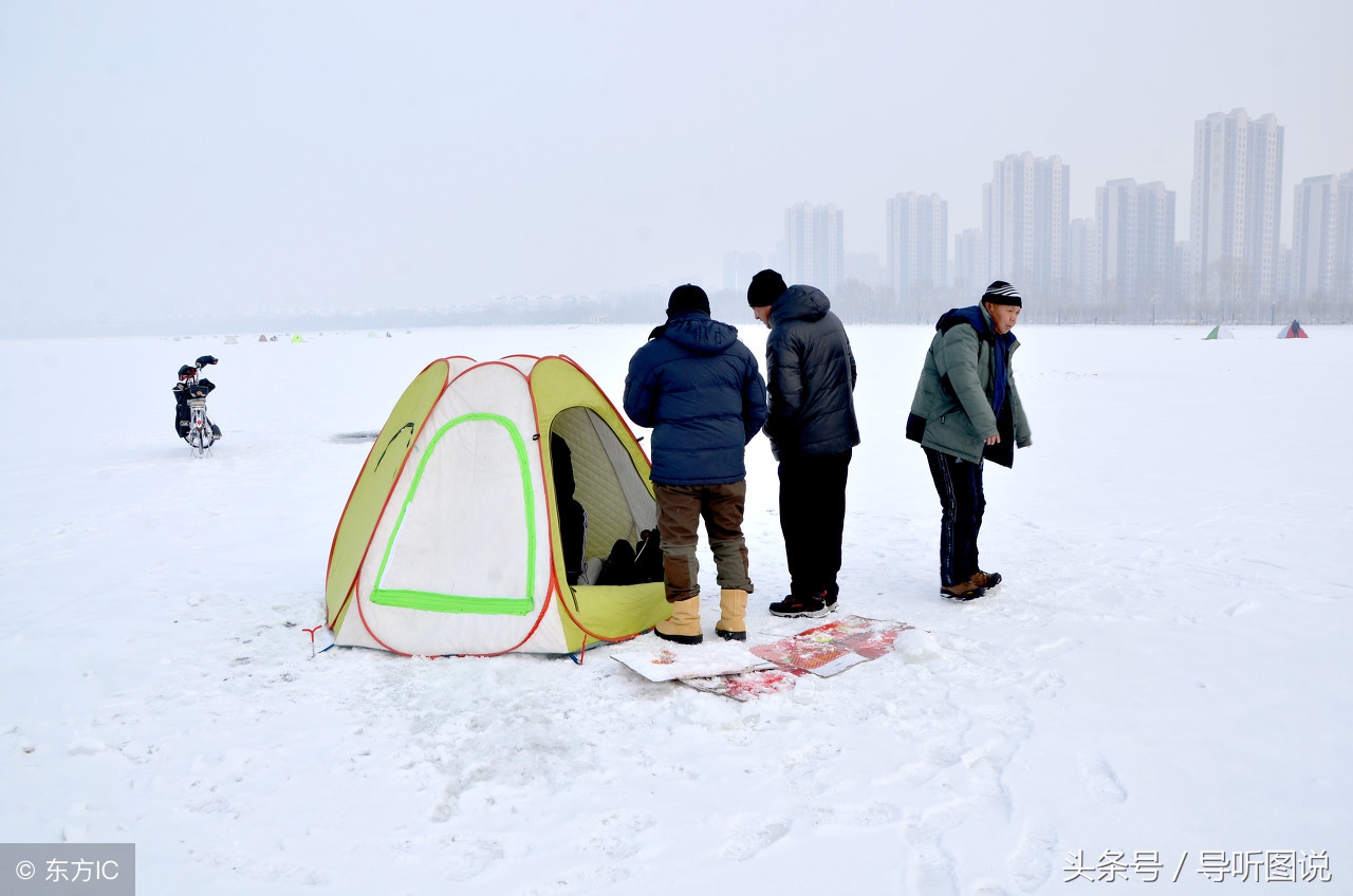 大雪纷飞，冰冻三尺，快来享受东北冬天穿冰垂钓的乐趣吧！