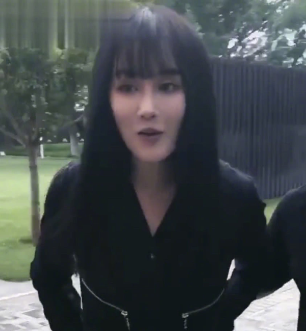 赵本山女儿近照曝光 瘦身成功身材凹凸有致状态