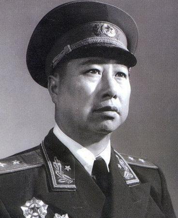 开国少将到部队视察，看到一位老兵后吓了一跳