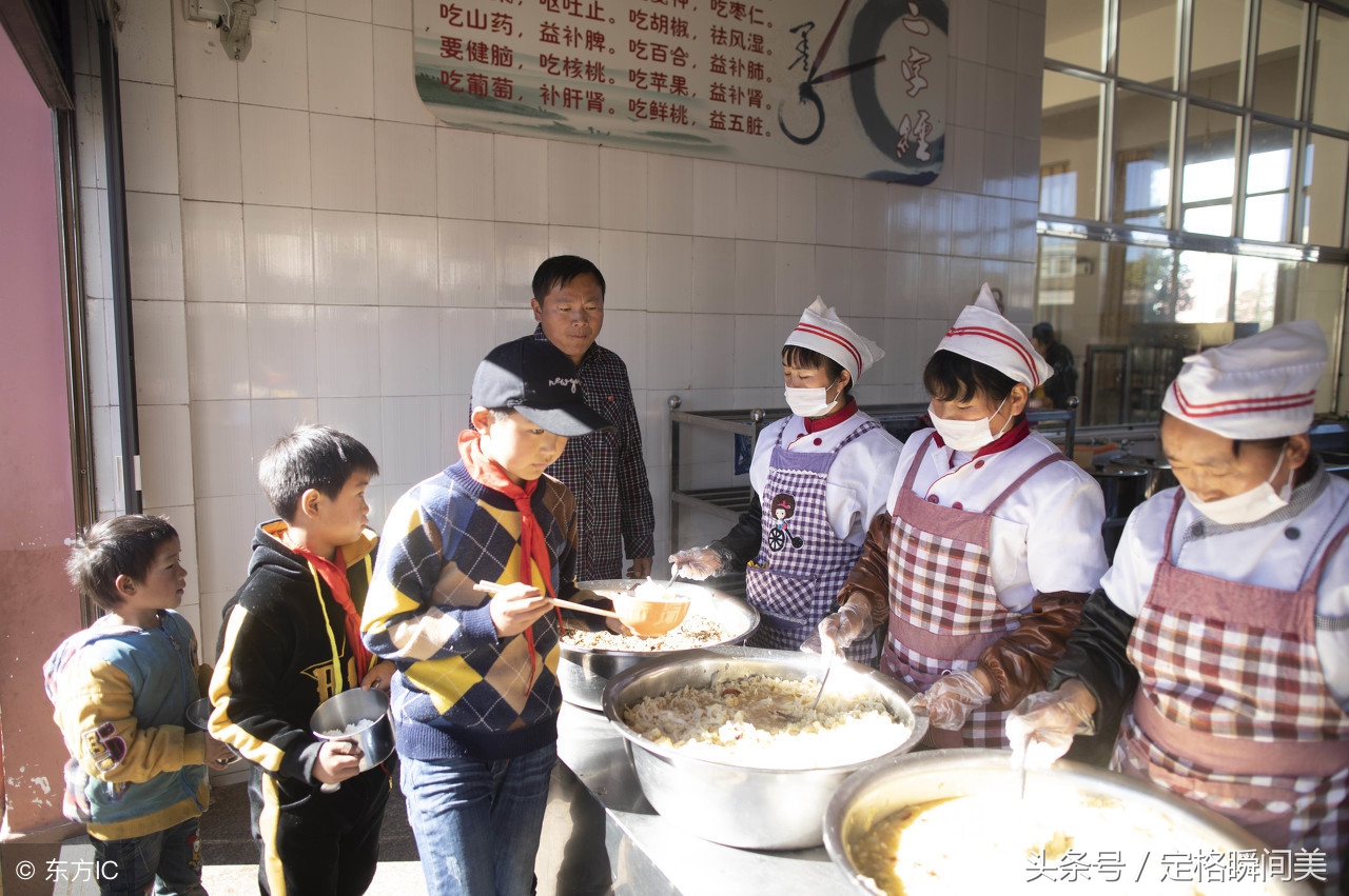 云南小学办“开心农场”养猪种菜 一年赚40万 千名学生顿顿有肉吃
