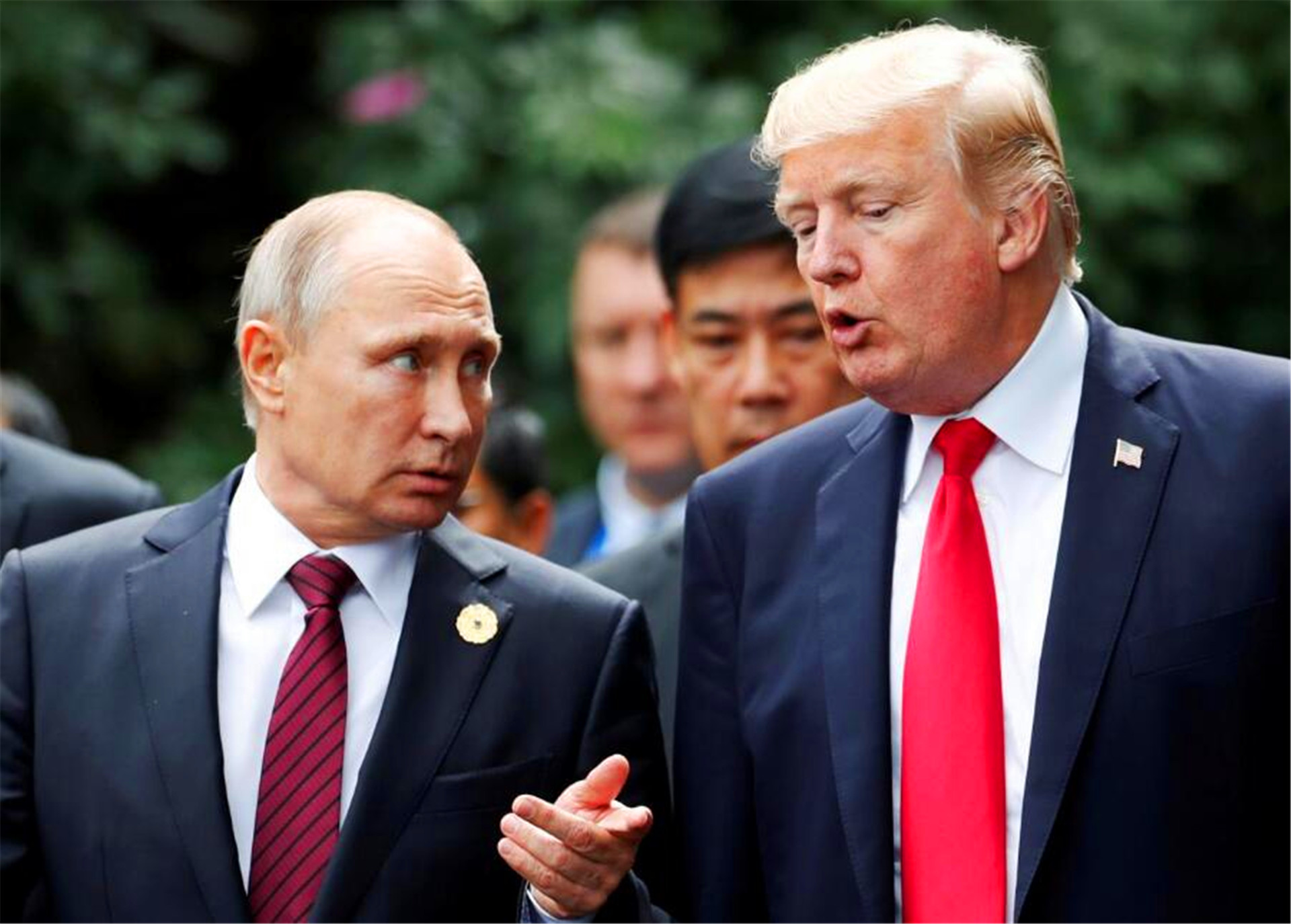 一国表面和中国称兄道弟，背地里却勾结美国，