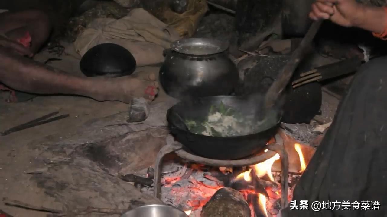 尼泊尔山区小姑娘大冬天摘野菜，回家还要煮饭炒菜，看着让人心疼