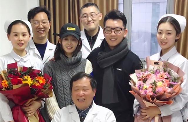 苗苗素颜近照曝光，怀抱女儿惊喜出镜，与郑恺