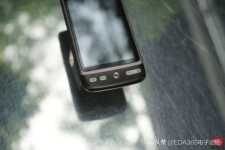 当初 HTC 这款手机上不输 iPhone 4，让很多人爱上了安卓系统