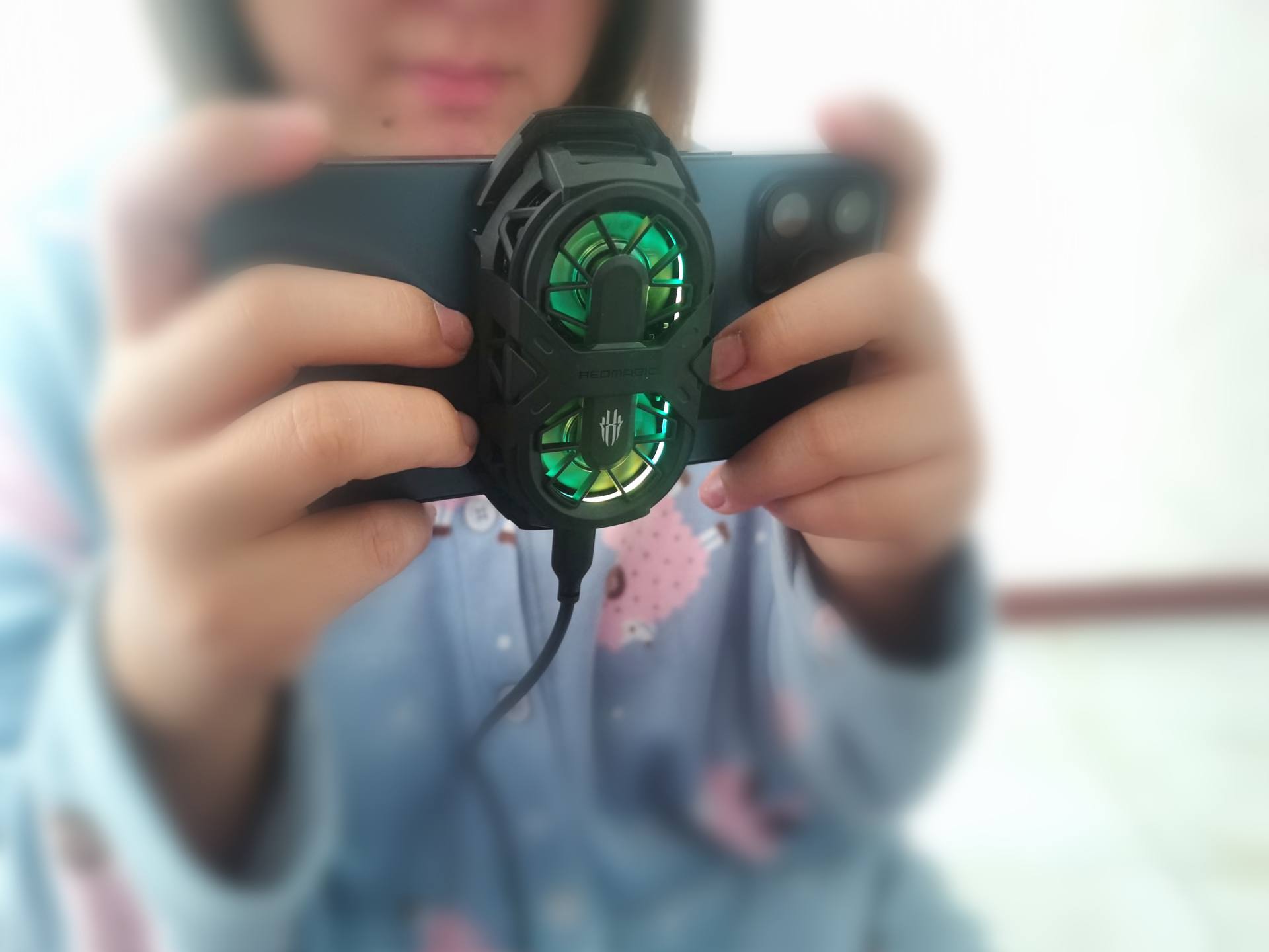 玩手机游戏必备降温利器，红魔双核散热背夹测评体验