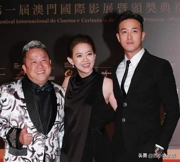 父亲是曾志伟，姐姐是曾宝仪，长相帅气的他，却选择站在幕后