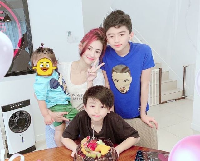 張柏芝逛超市被路人認出，穿極其寬鬆的外套都無法掩飾隆起的腹部