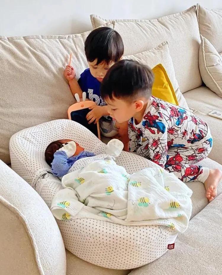 胡杏兒大兒子表演變魔術，奕霆台詞動作到位，頗有魔術師範兒