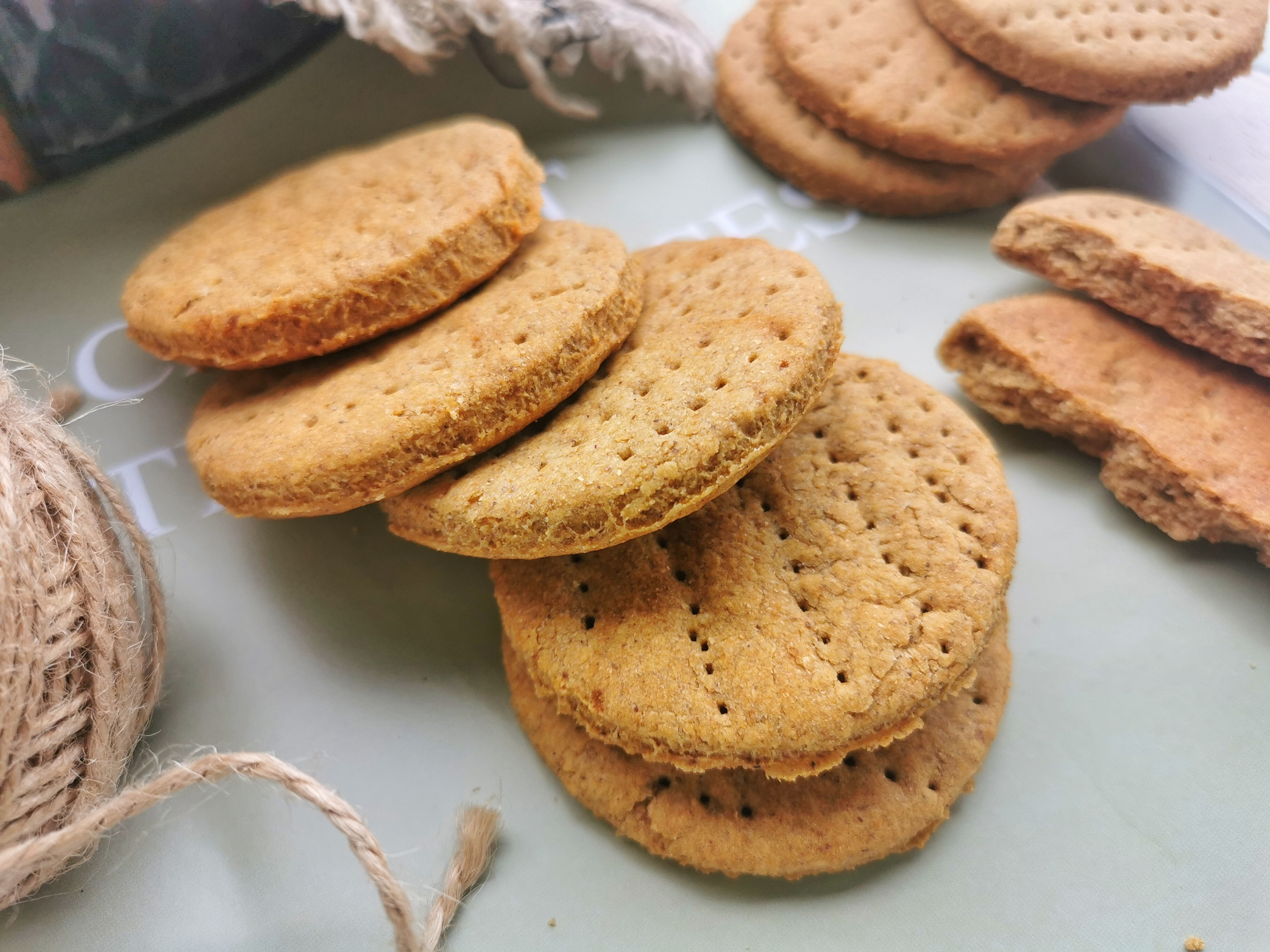 減脂期多吃黑全麥，做成零食營養抗餓還解饞，酥脆不干硬，特省事