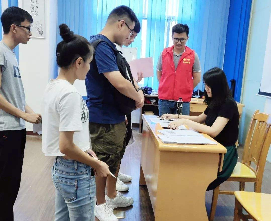 这三种小人总觉得老实人很傻，年轻人，不必和他们继续深交