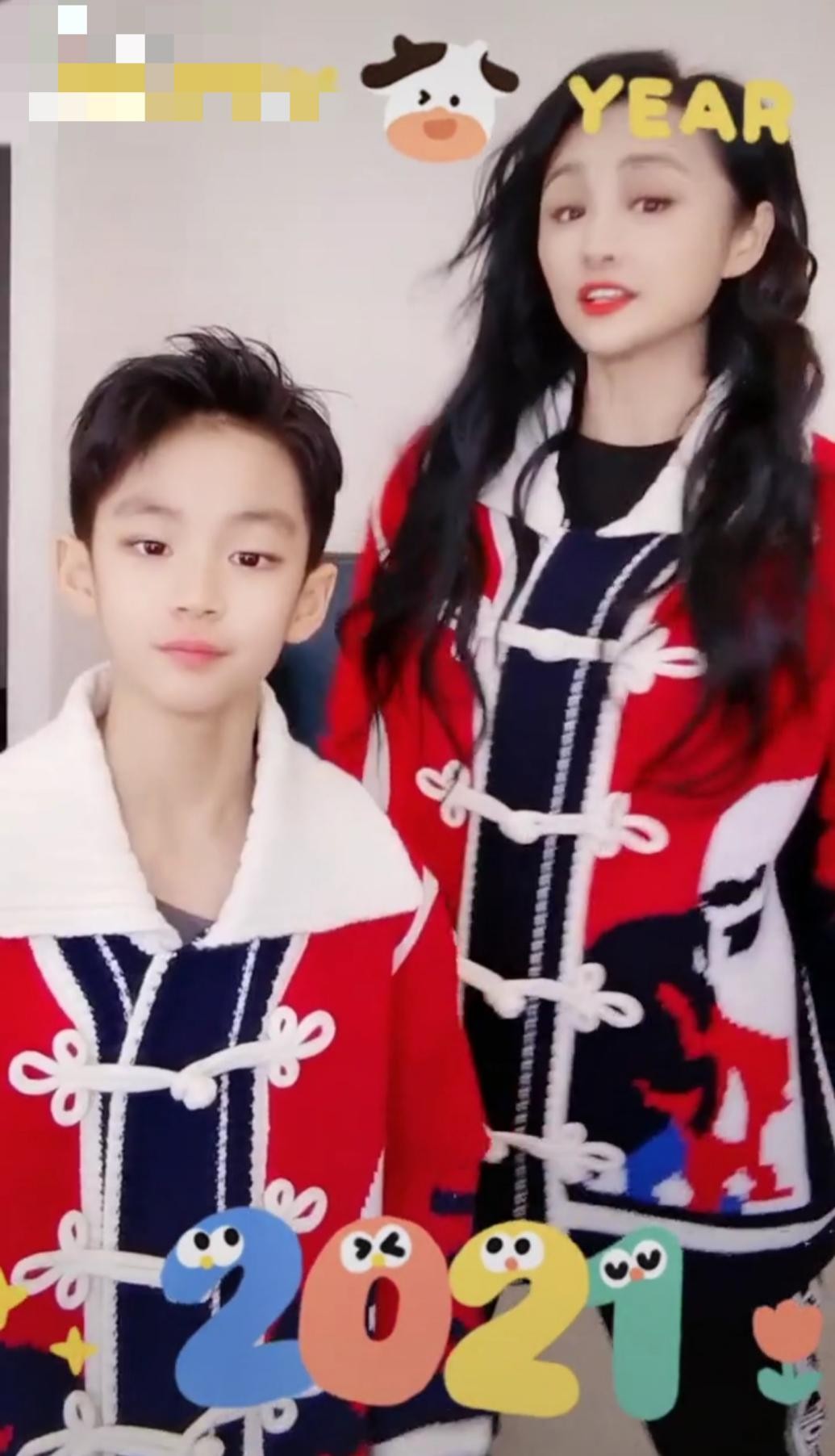 曹颖10岁儿子精致如王子，招风耳吸睛，被指幸好没遗传妈妈脸型