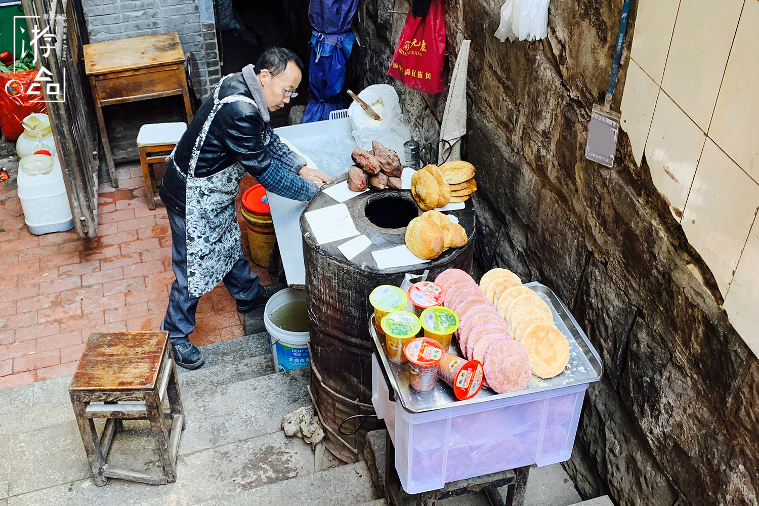 重庆街头餐馆多，面积小但五脏俱全，经营者还都是夫妻