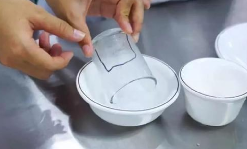 外出就餐时，用开水烫餐具，到底能不能杀菌？告诉你正确答案