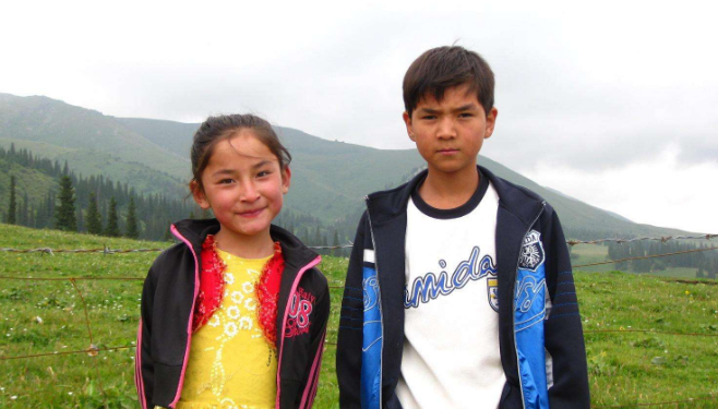 陈小春六一晒二娃照、爆英文名，弟弟表情“狰