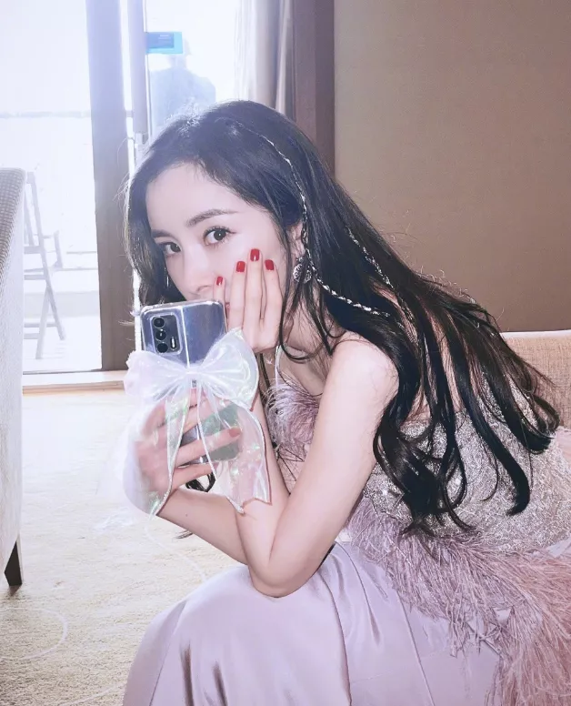 Yang Mi wears skirt of powdery purple ceremony to be like fairy, the spot lays a plan however to turn over, alvine and raised resembling is to gain flesh