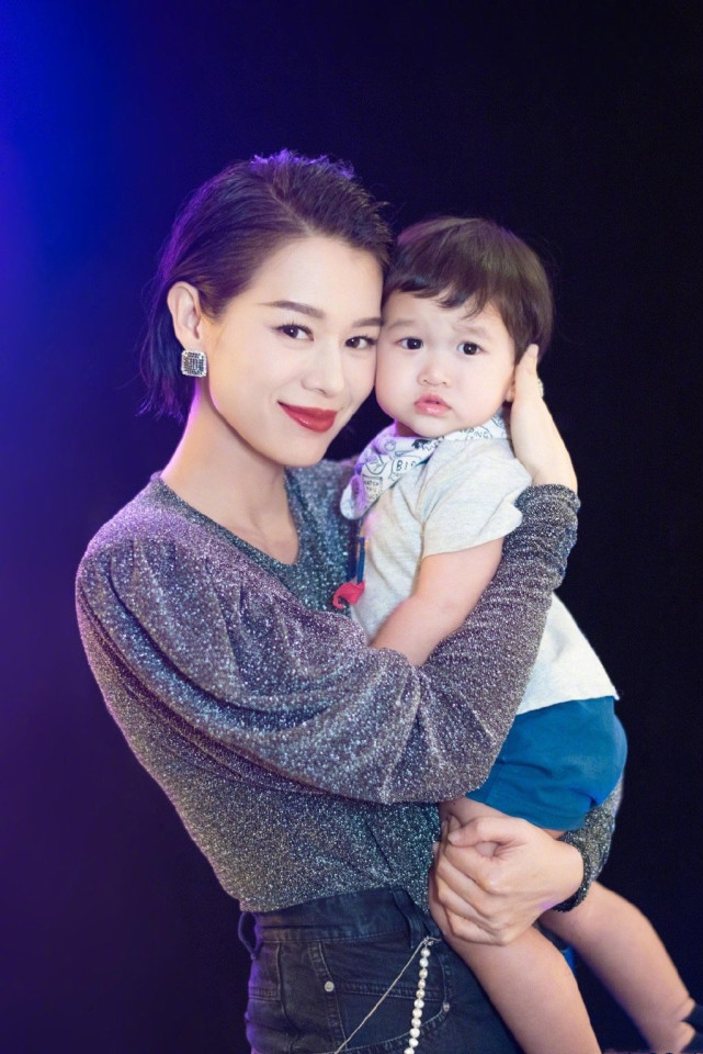 秀幸福！ 胡杏兒分享老公為自己慶農曆生日，李乘德細心體貼超寵妻