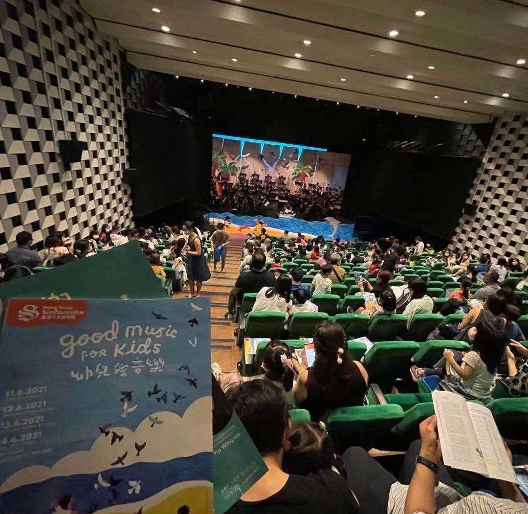 霍启刚郭晶晶带孩子听音乐会，儿子盛装出镜，女儿笑眼弯弯像妈妈