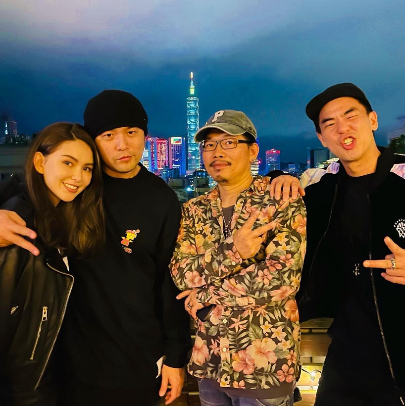 周杰倫攜媽媽妻子拜訪方文山，單臂摟住昆凌大方秀恩愛