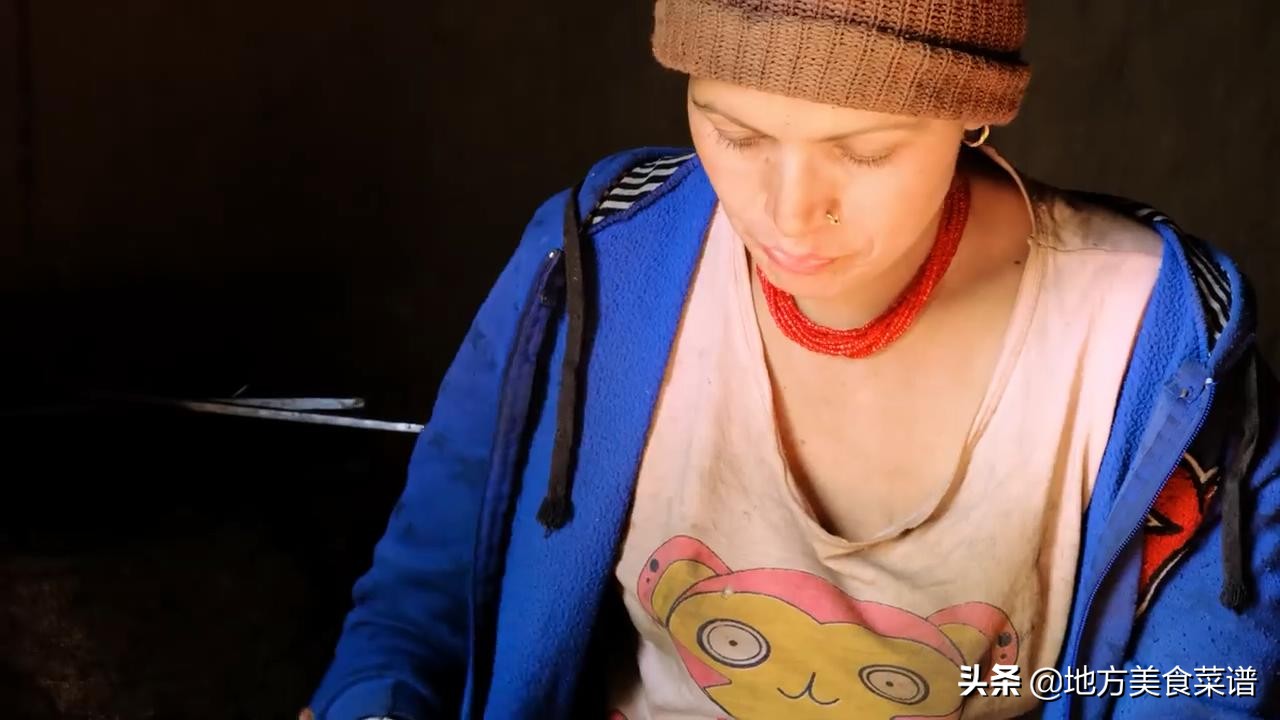尼泊尔山区年轻妈妈用煎鸡蛋招待我，她曾经在