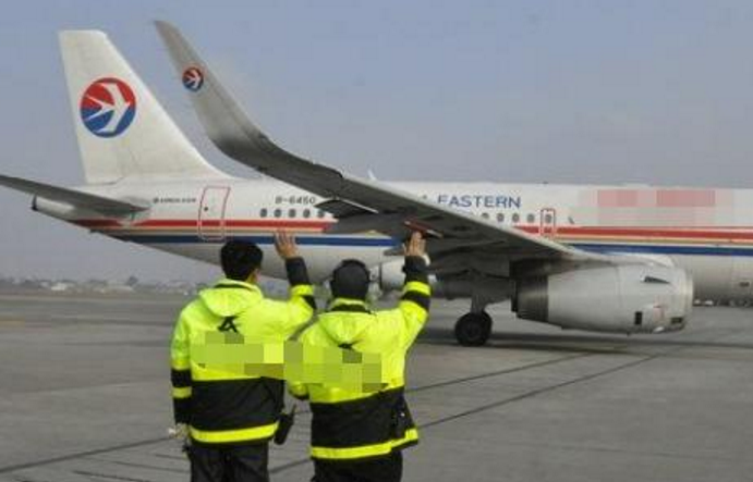 为什么飞机要起飞时，下面的工作人员会挥手？