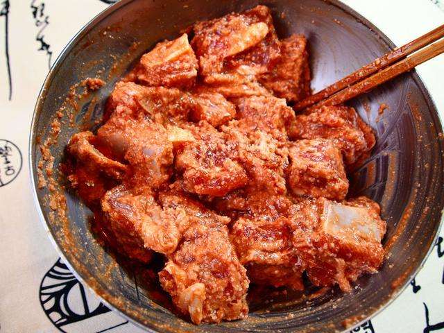 Learn how to fry the ribs like this, burnt but not greasy, and smell wanton! The soul of a family eating food is ignited!!