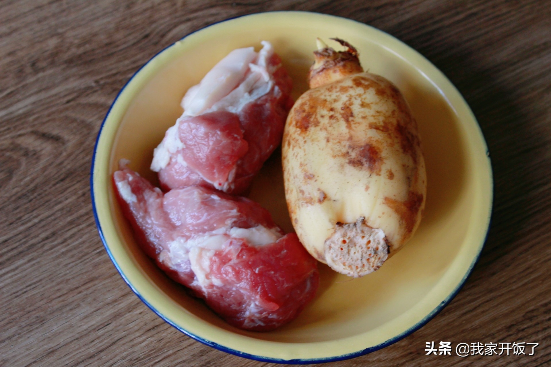 秋天莲藕最鲜，别凉拌了，做成藕饼抢着吃，香脆可口，好吃又滋补