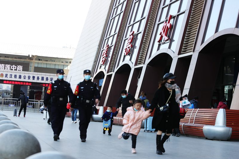 武汉铁路警方全力确保安全，2021年春运火车票今起开售