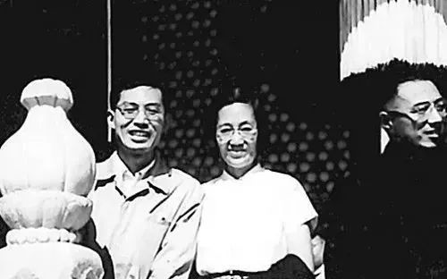 她留学美国，国家需要时却毅然回国，为造原子弹深入西北多年