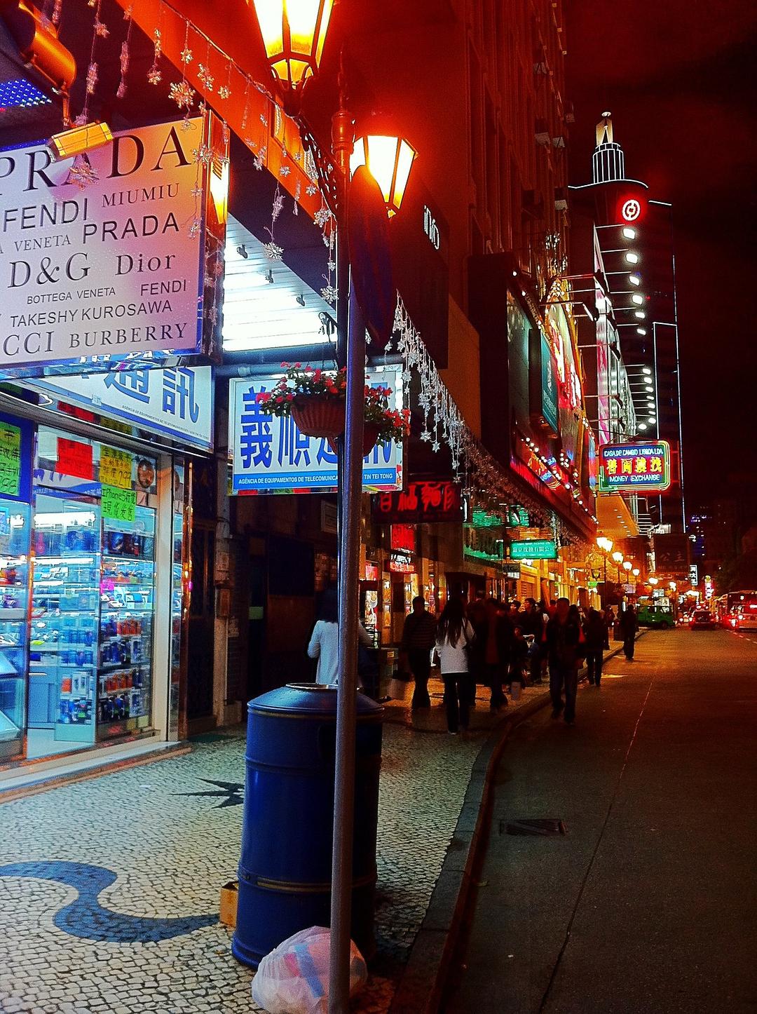 被偏爱的“隐世大佬”邓光荣，与十几位港星的爱恨情仇太精彩