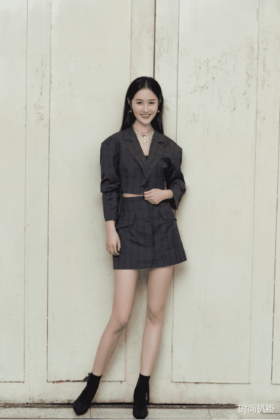 梁田职场裙装新时尚太攻了！轻松玩转简洁颜色