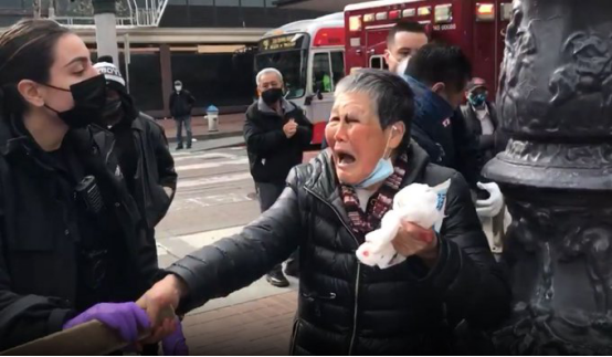 大快人心！ 白人男子襲擊亞裔老太卻被反殺，外網網友紛紛叫好