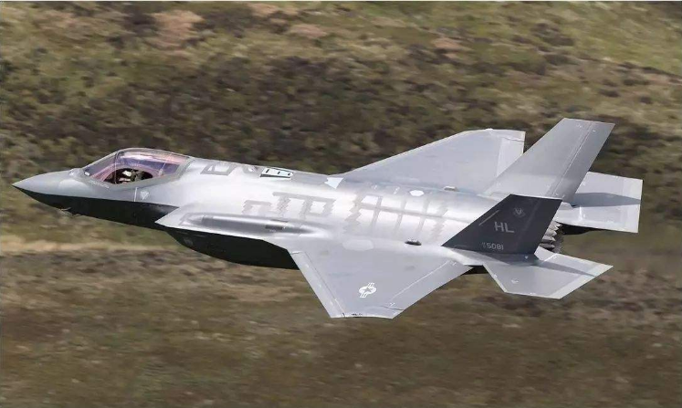 在同一个基地，美军又摔了一架F35，4天连摔2架五代机
