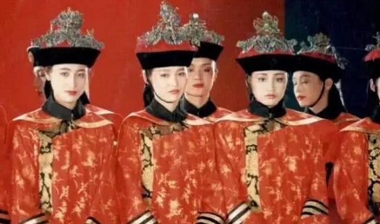 30年前王祖贤旧照中，身后微不足道的群演，如今成了著名女星