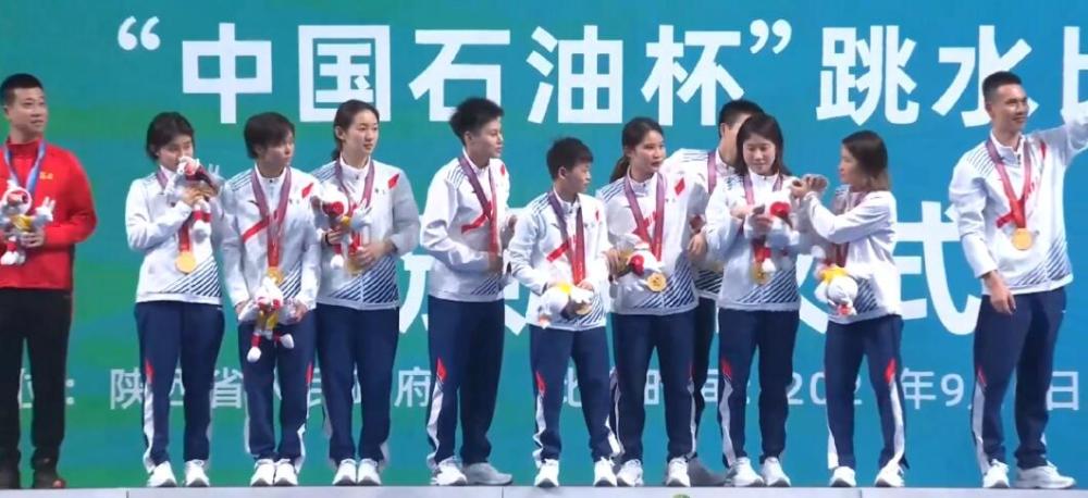 霸气！全红婵夺首金很平静！颁奖时一直玩玩具，4天后她冲第二金